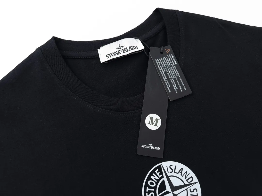 W650#P110💰 [Stone lsland/Stone Island summer new black and white Tai Chi compass cuff armband printed pattern short-sleeved T-shirt] ⚠️[Original creation, high control of details] - Made of 260 grams of combed cotton, 32 count double yarn, soft and comfortable to the touch, sweat-absorbent and breathable. - Simple, basic and versatile style, original single quality, the first choice for couples. - Made in a large factory, four needles and five threads on the shoulder, neatly arranged, high quality workmanship. -Same style for men and women, very versatile, one piece for everyone, details are clearly visible. Color: Black White Size: M L